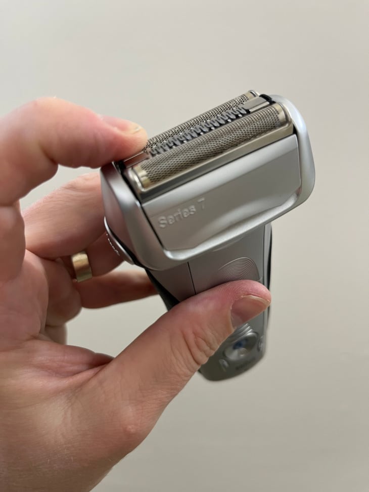 Pressure Testing Foil Shaver Head - Braun Series 7 Review